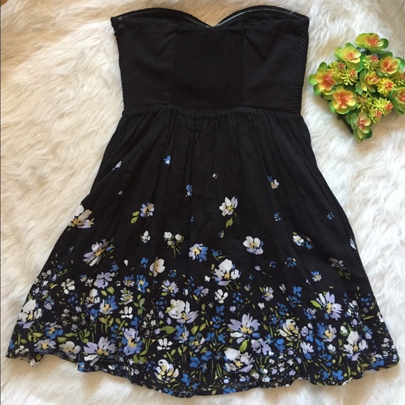 {Urban Outfitters} Kimchi Blue Strapless Dress - Picture 2 of 8