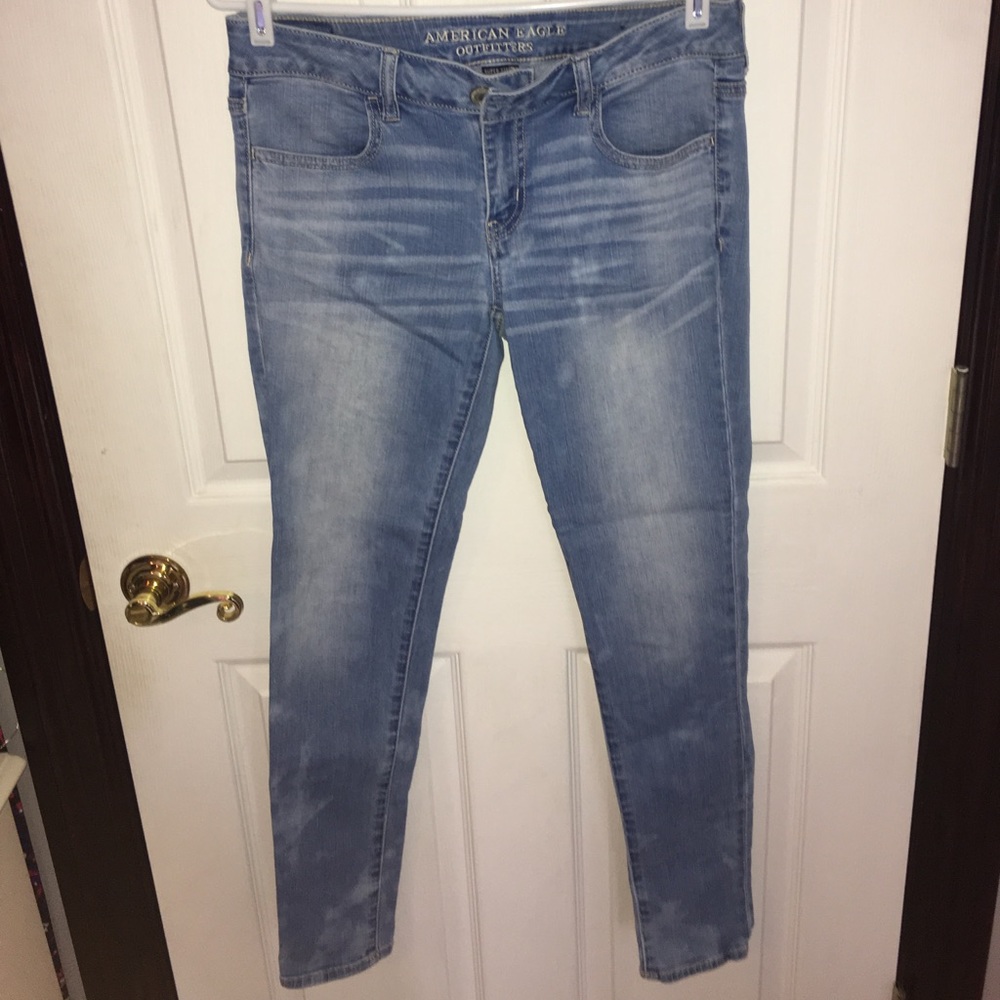 Low rise light wash jeans