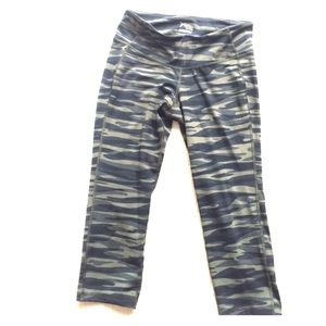Old Navy camo printed leggings never worn women's