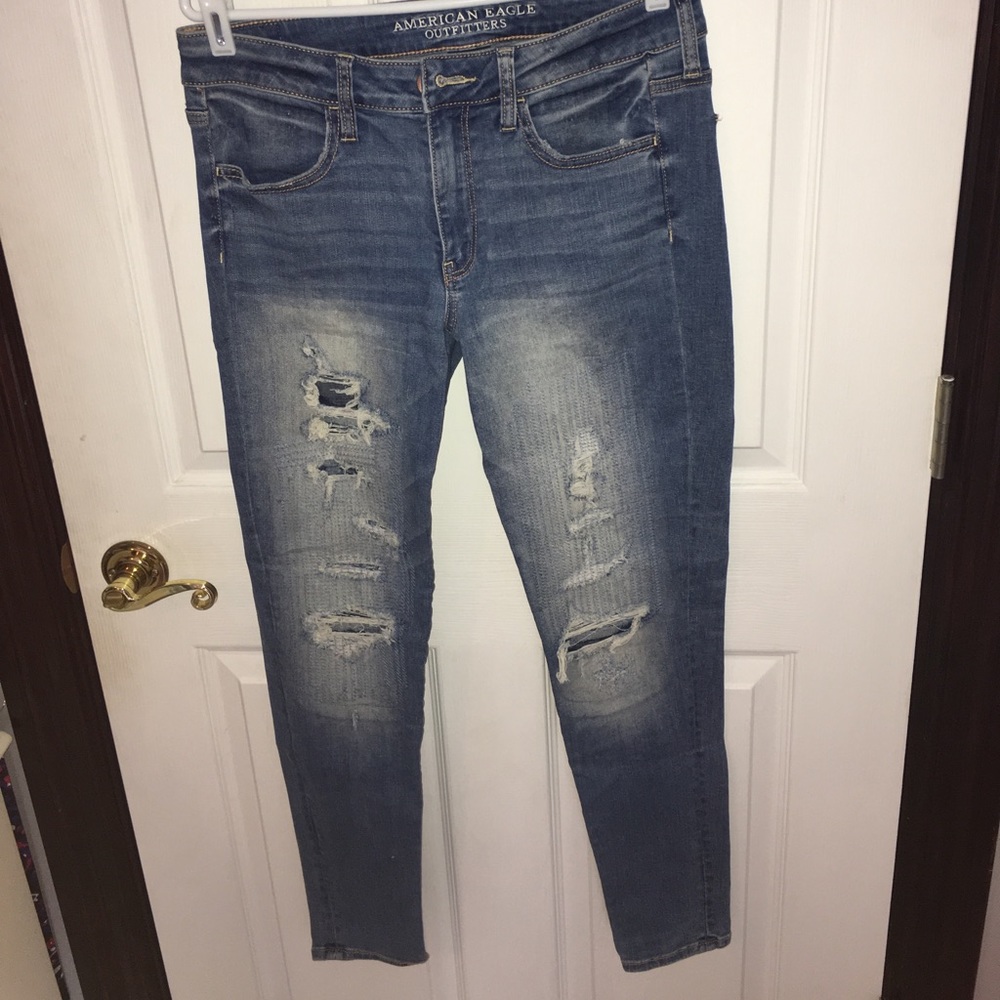 Cute medium wash jeans fun details on the legs