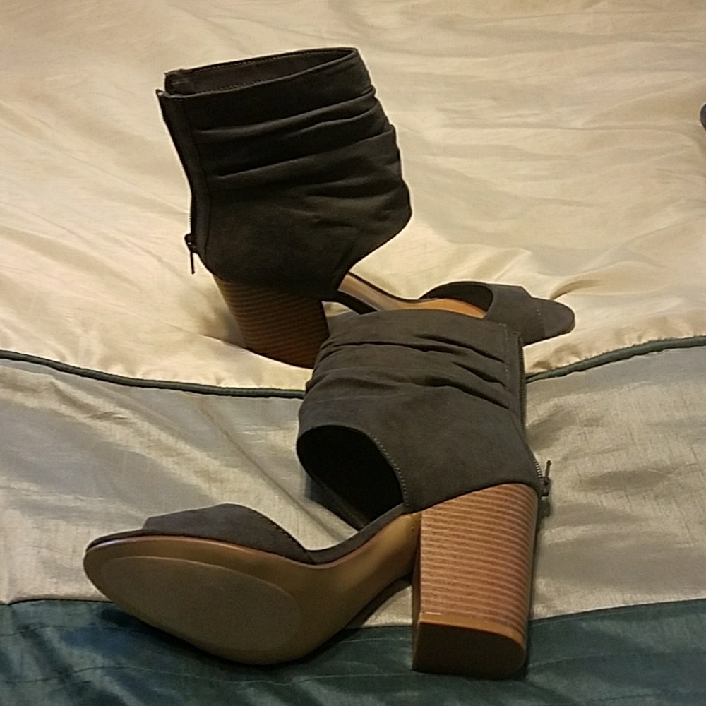 NWOT cute suede gray summer sandals
