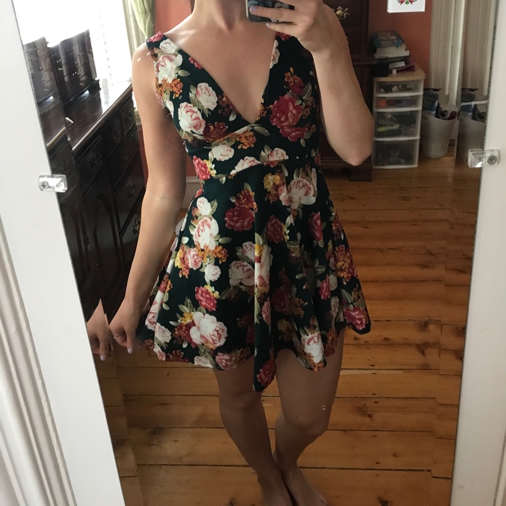 Cute skater style floral dress NWT size M