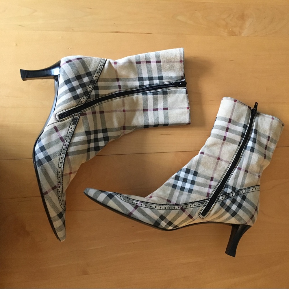 Burberry house check boots. VINTAGE & AUTHENTIC