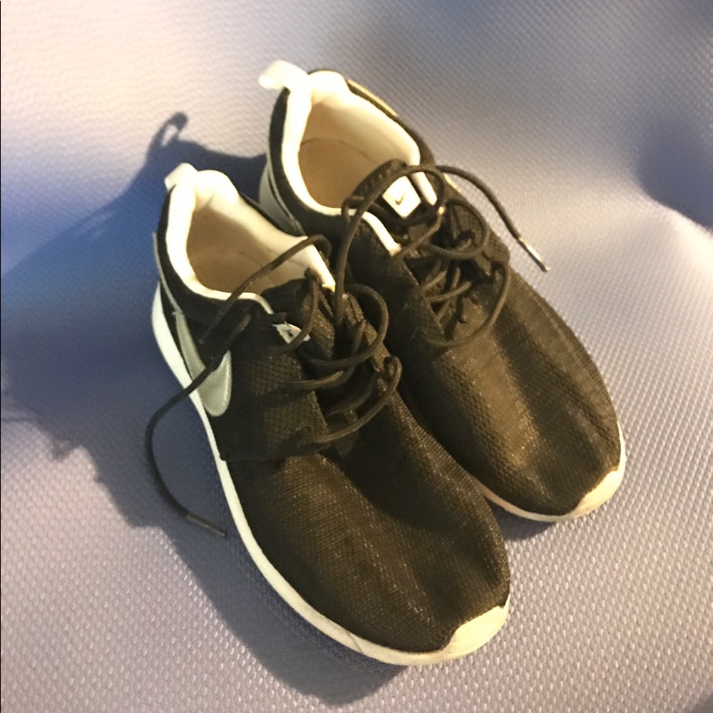 Nike Roshe (Big Kids) size 4.5