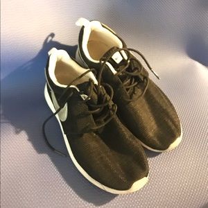 Nike Roshe (Big Kids) size 4.5