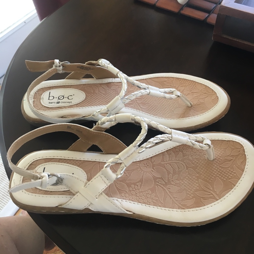 B O C size 8 woman's sandals