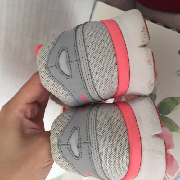 NIKE Running Shoes - Picture 3 of 5