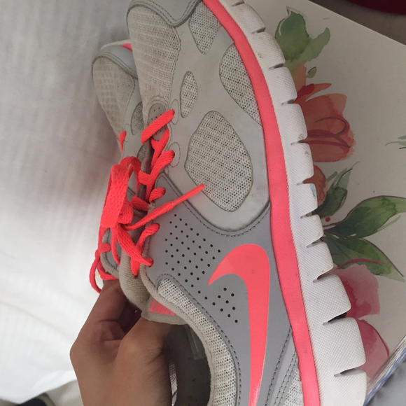 NIKE Running Shoes - Picture 4 of 5