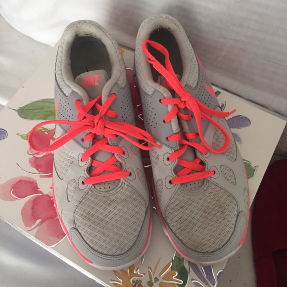 NIKE Running Shoes - Picture 2 of 5