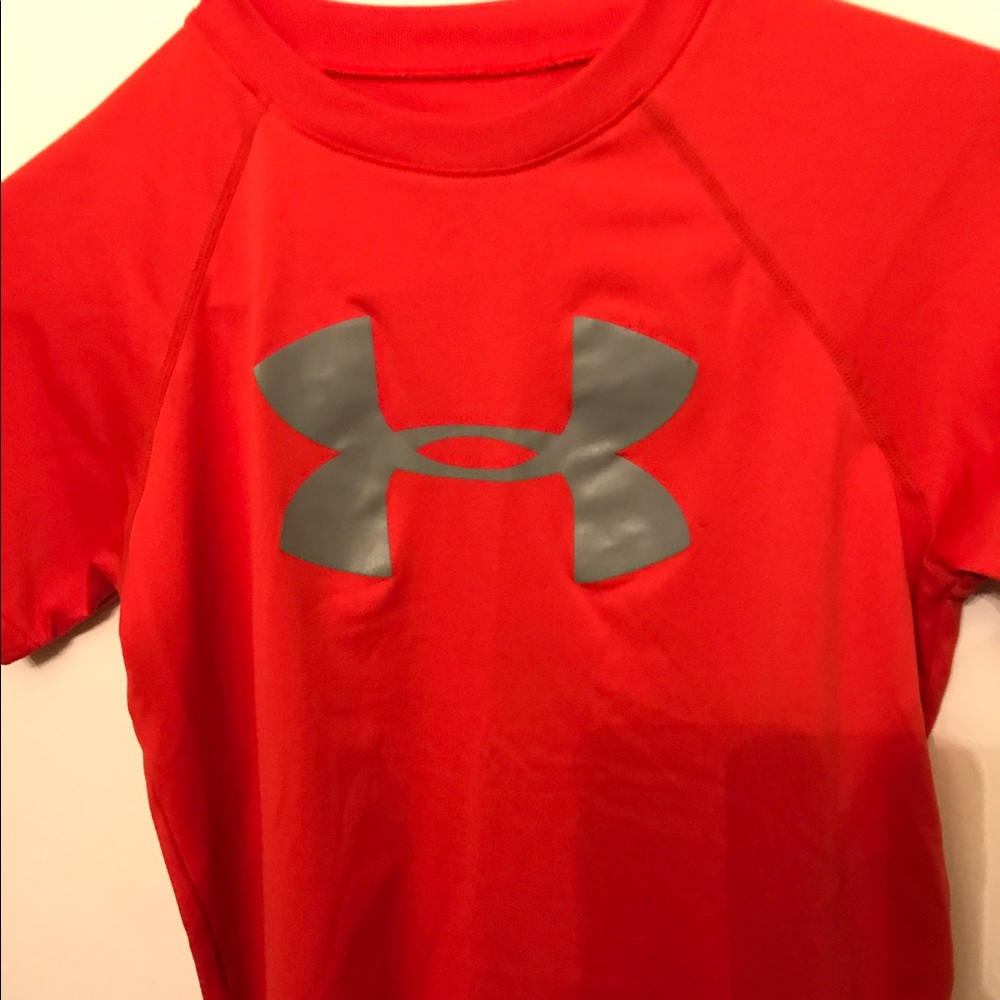 Boys Under Armour heat gear T-shirt excellent cond