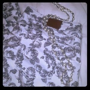 🌹 Gorgeous Maurices floral print denim white pant