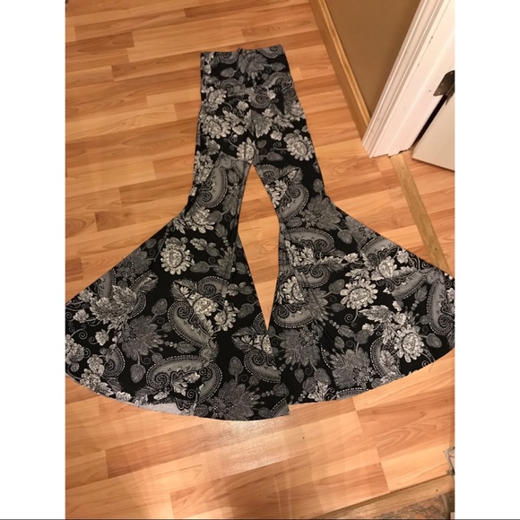 Gorgeous Paisley Print Bell Bottom Flares - Picture 5 of 7