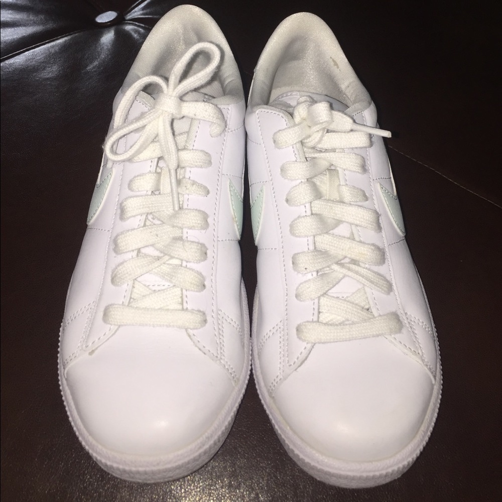Nike womans tenis shoes