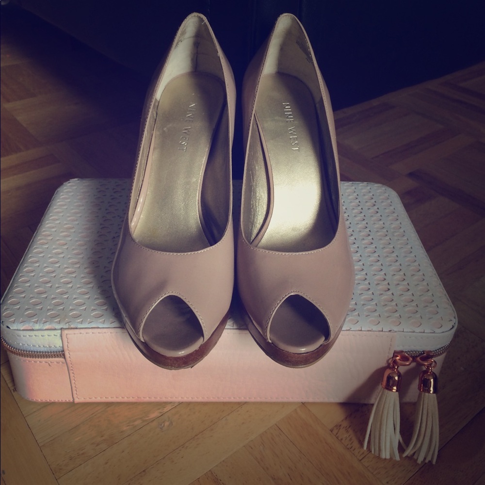 SALE !!!! 🎉 Very pretty pair of Nine West heels!