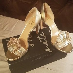 Brand new Banana Republic honey heels