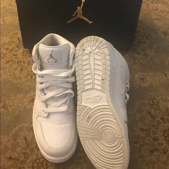 Boys - Air Jordan 1 MID - Picture 2 of 3