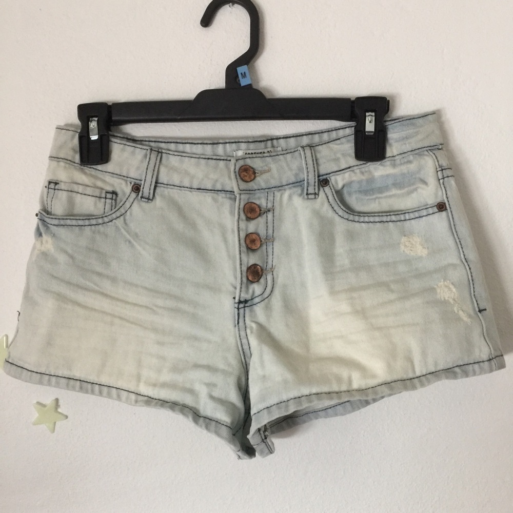 Turtleneck sleveless top and low waited shorts.