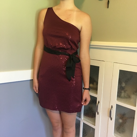 Max and Cleo By BCGC one-shoulder sequin dress - Picture 2 of 8