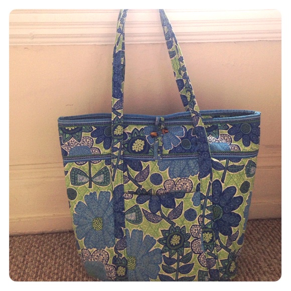 Vera Bradley Handbags - Vera Bradley floral pattern tote