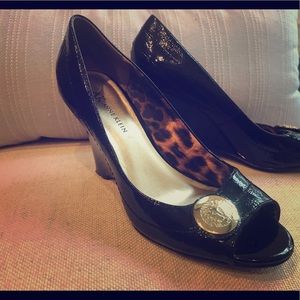 AK Anne Klein Sz8 Black Patent Open Toe Wedges