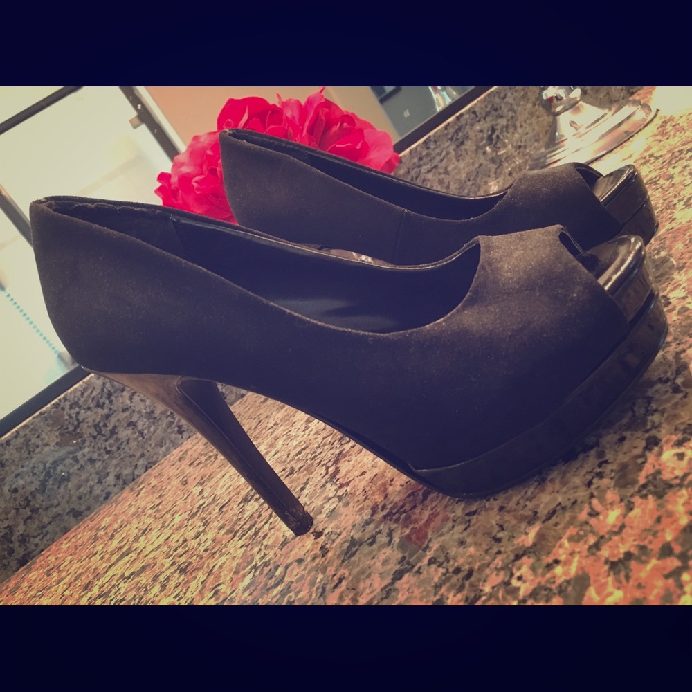 Peep toe pumps