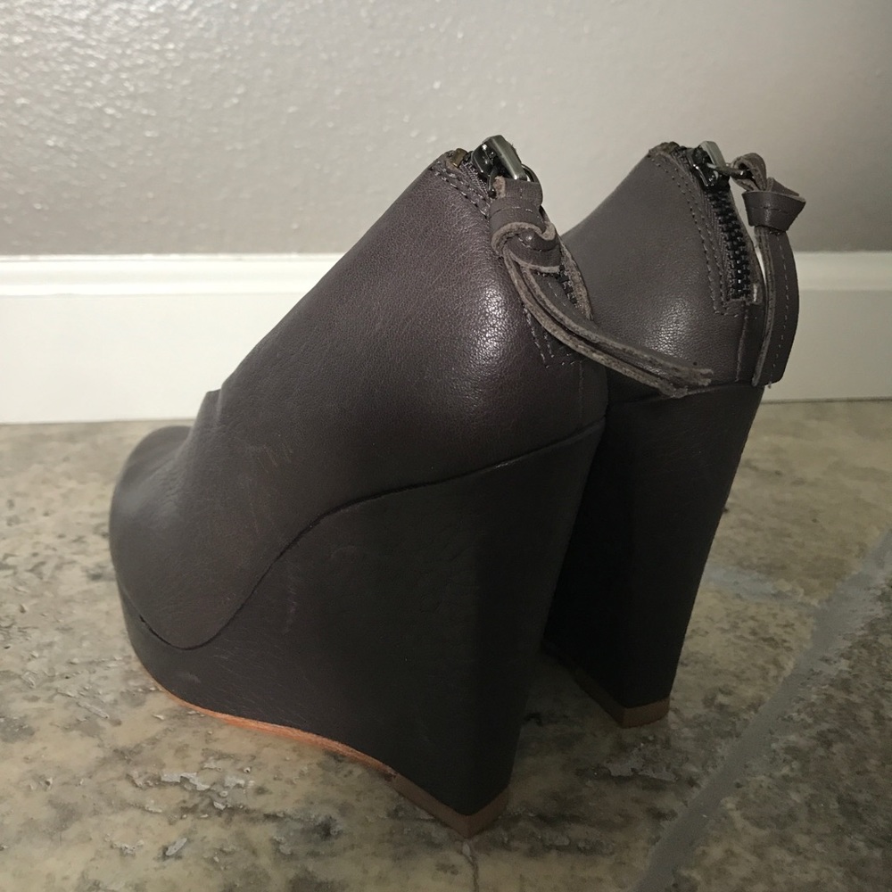 Ella Moss Exposed Zipper Wedge