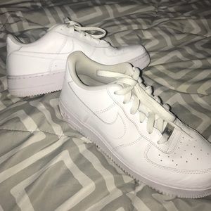 White low-top Nike Air Force 1 Size 7Y