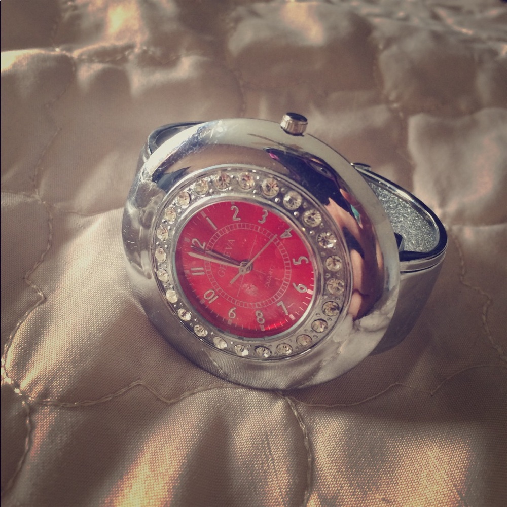 I'm selling a pretty Geneva watch.