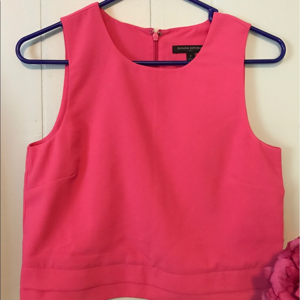 Fitted pink Banana Republic crop top