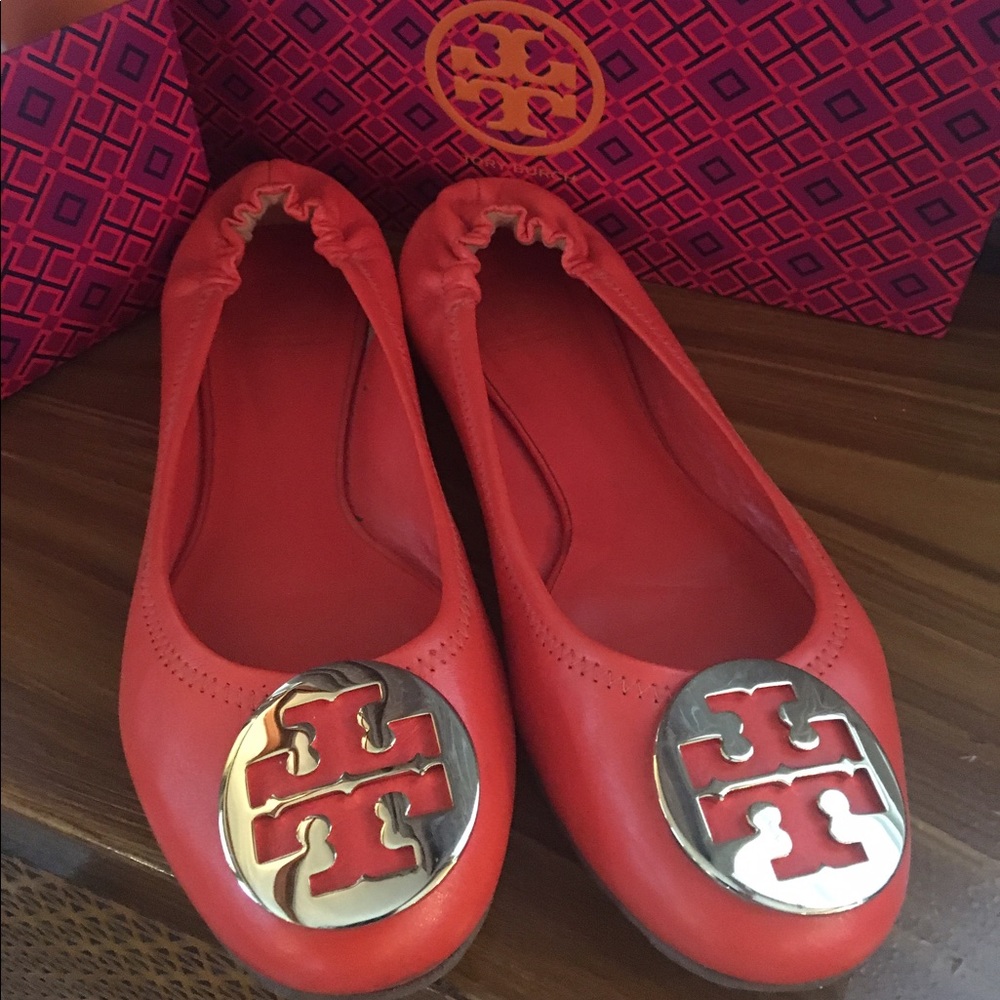 Tory Burch leather Flats with Metal Gold Emblem