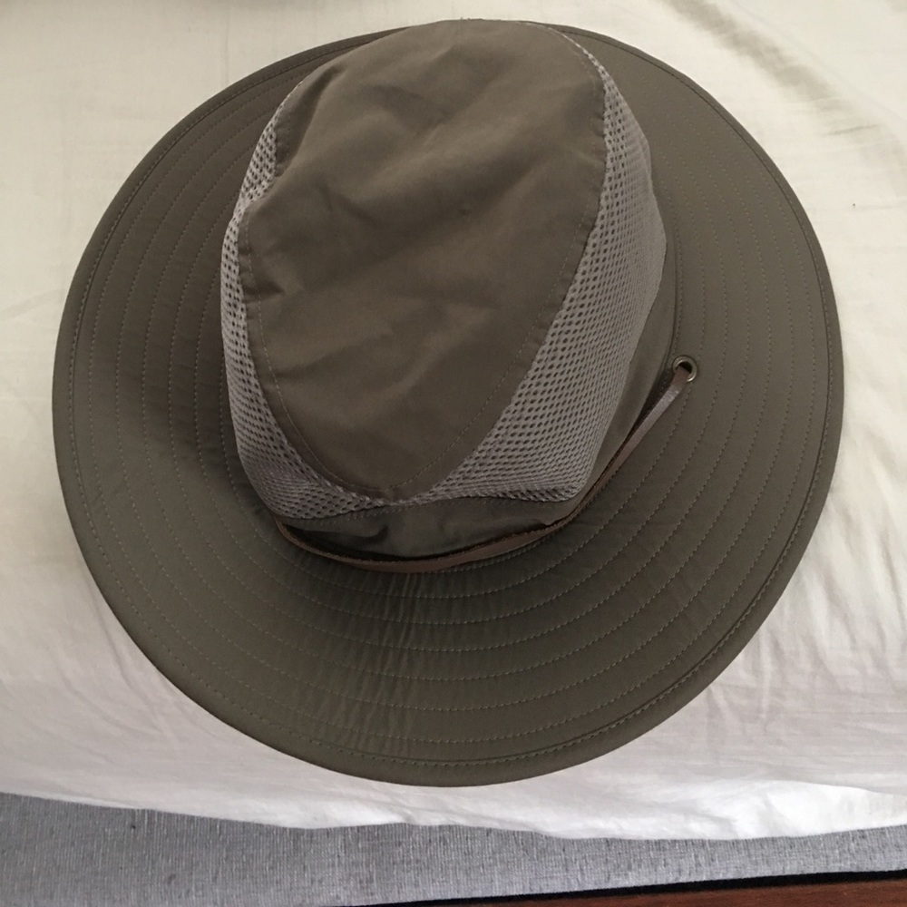 Wide brim hat