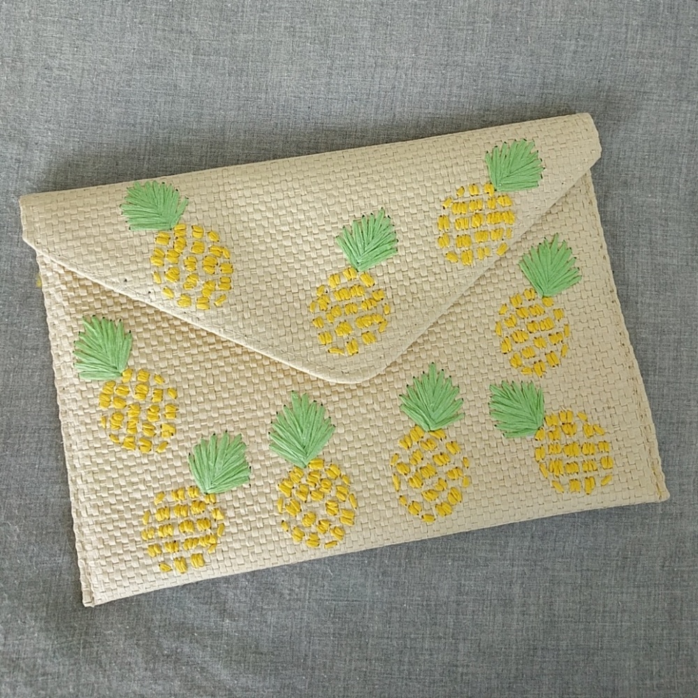 Straw pineapple clutch