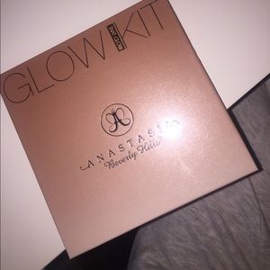ANASTASIA GLOW KIT IN THAT GLOW!!