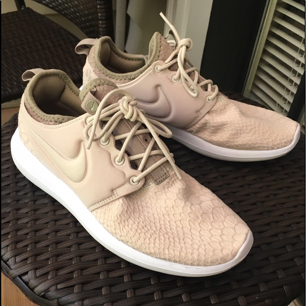 Nike Roshe SE Juvenate Sneakers in Oatmeal Size 8
