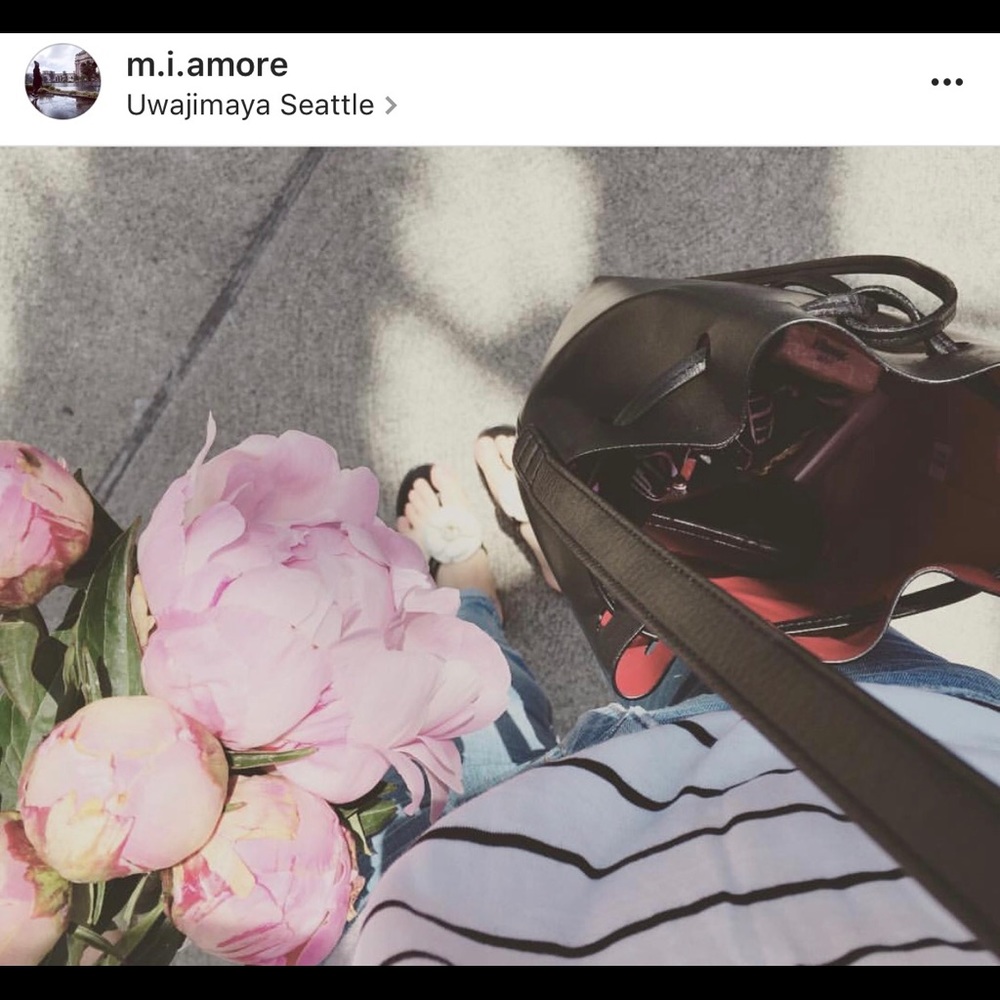 Mansur Gavriel - mini bucket black w red