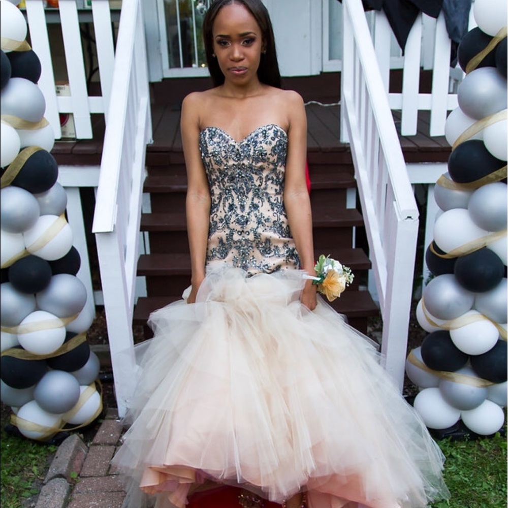 A 2017 Prom Dress Only Worn Once, Size 00.