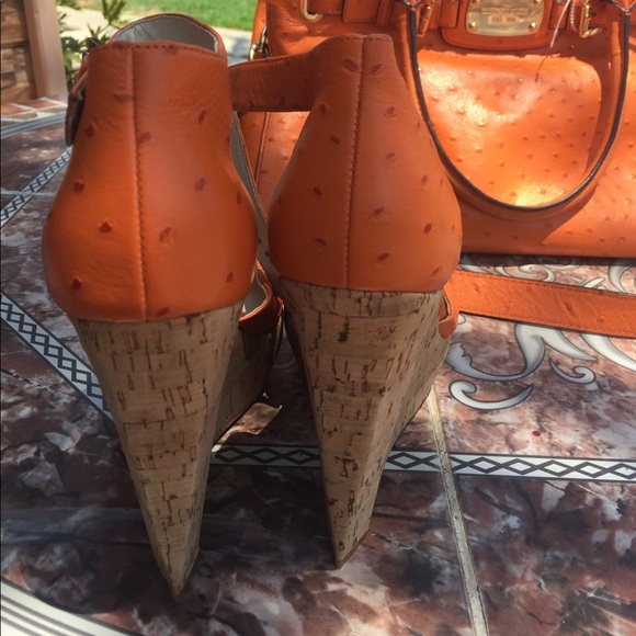 Michael Kor wedges size 91/2 like new and purse - Picture 3 of 4