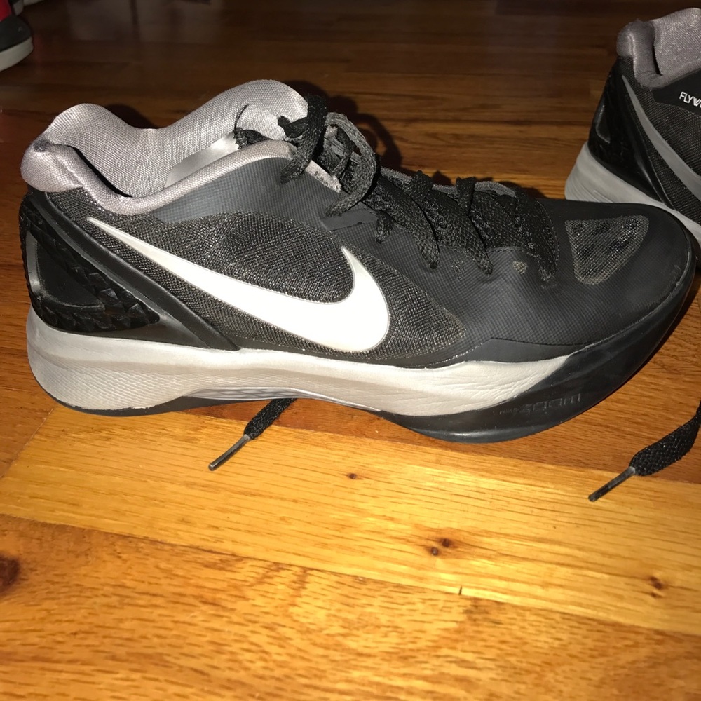 Tennis shoes