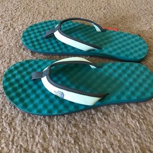 North Face flip flops 8