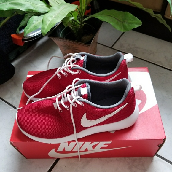 Worn once for 15 min. RED NIKE ROSHE'S - Picture 2 of 7