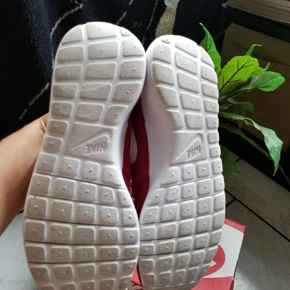Worn once for 15 min. RED NIKE ROSHE'S - Picture 6 of 7