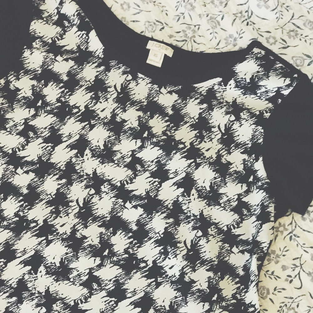 Navy/White patterned J.Crew top 💎