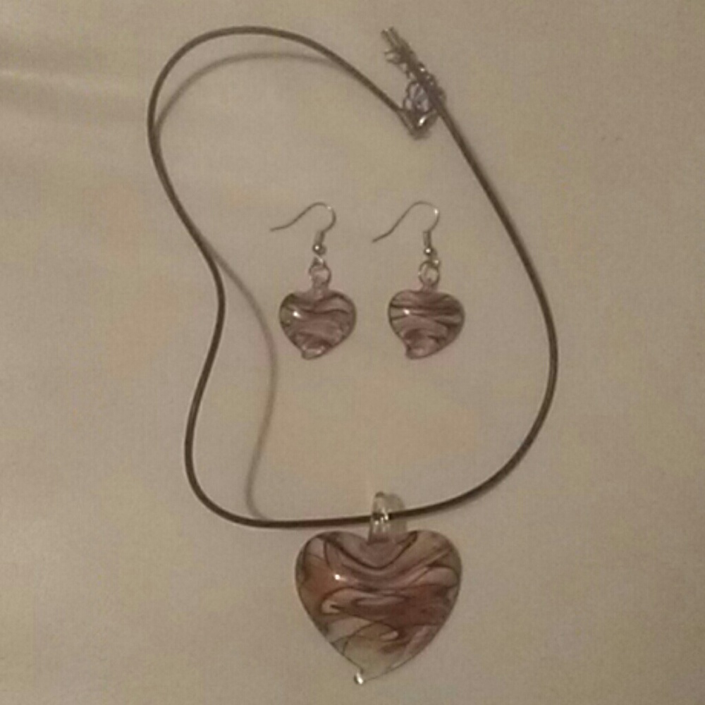 😍Stunning Glass heart necklace & earrings 💖