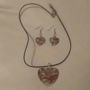 😍Stunning Glass heart necklace & earrings 💖