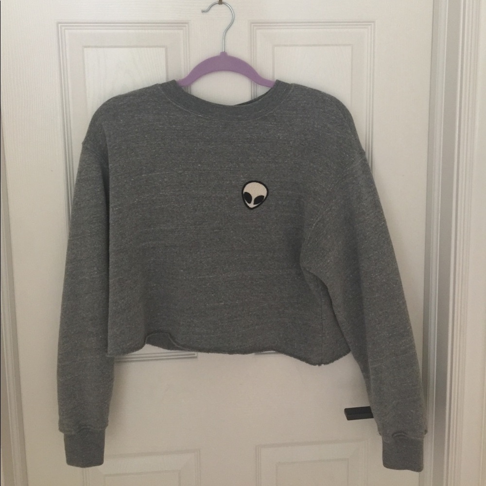 Cropped grey alien patch top