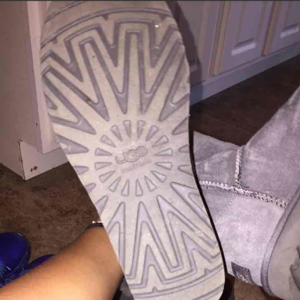 Grey button UGGS - Picture 2 of 8