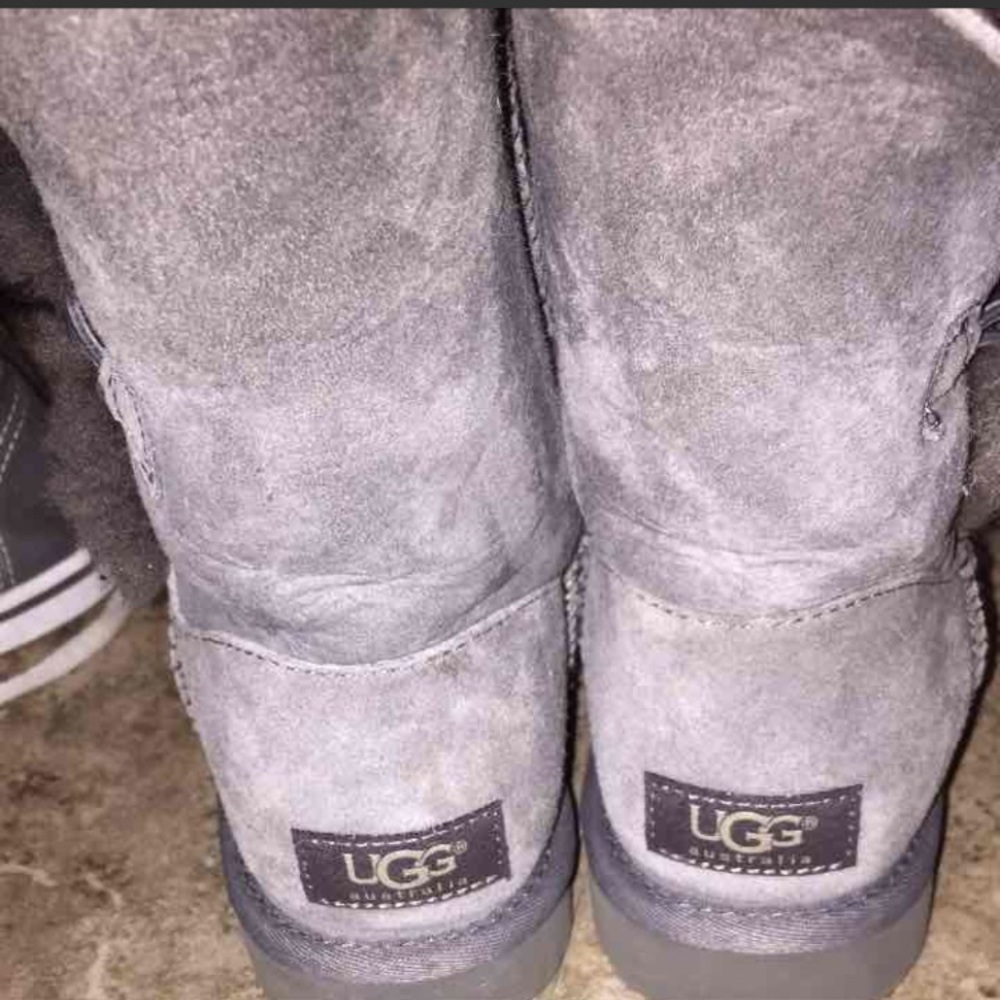 Grey button UGGS - Picture 3 of 8