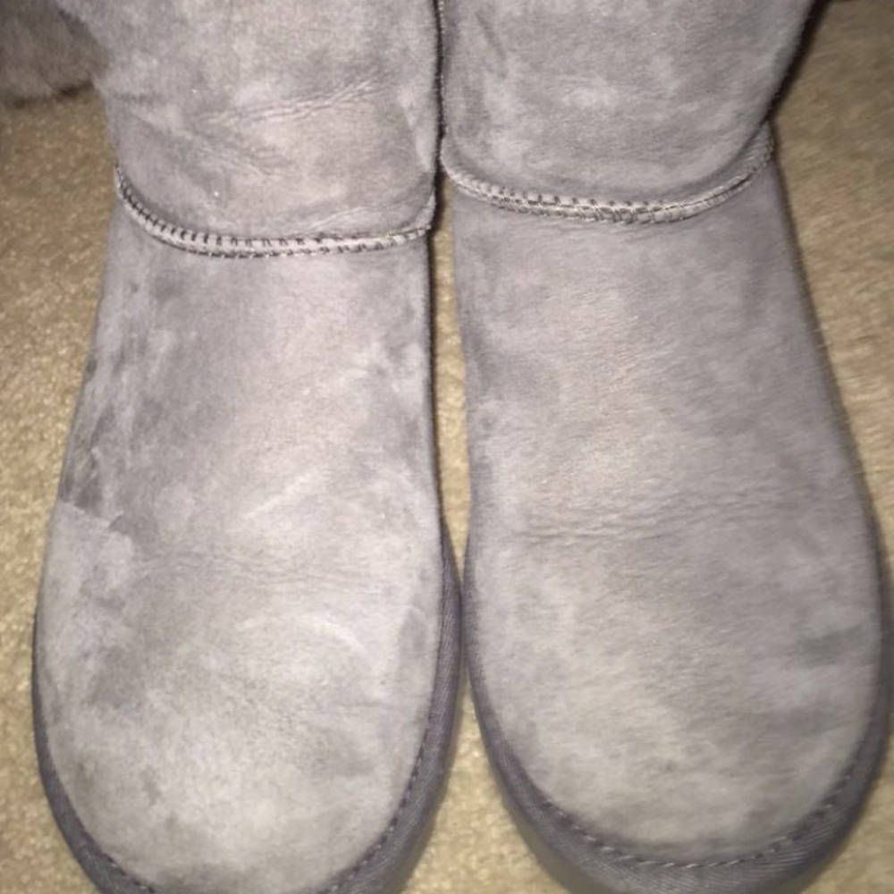 Grey button UGGS - Picture 7 of 8