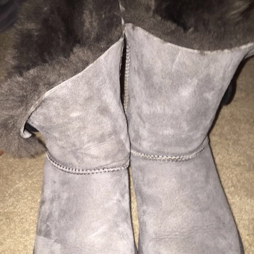 Grey button UGGS - Picture 8 of 8
