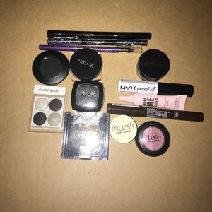 Lot of eyeliners, eye shadows and eye primers